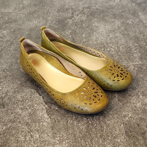 Aetrex green perforated leather flat size 7 - Picture 1 of 5